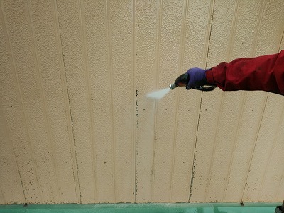 スーパーマーケットの外壁塗装-高圧洗浄